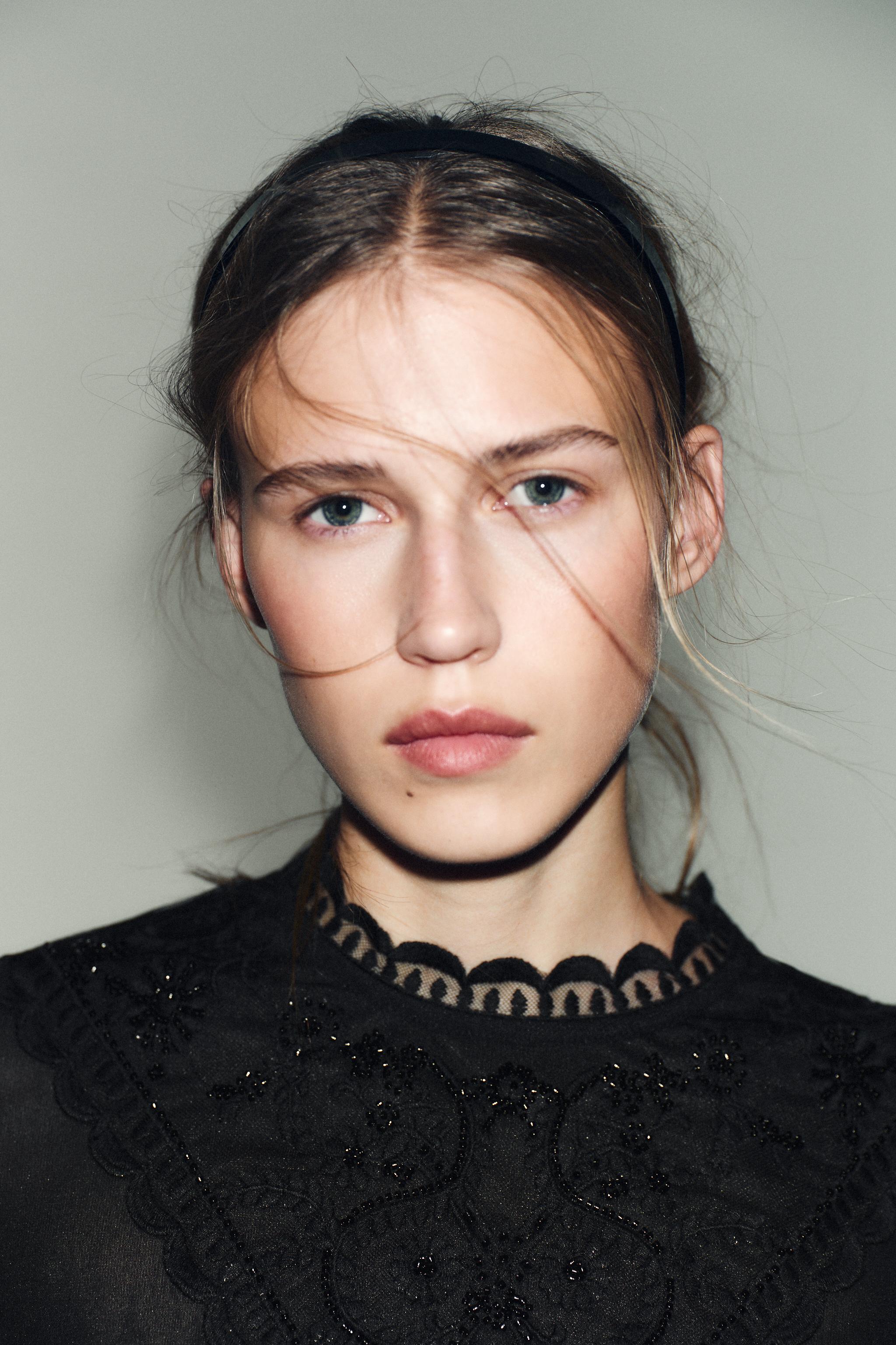 EMBROIDERED LONG SLEEVE TOP